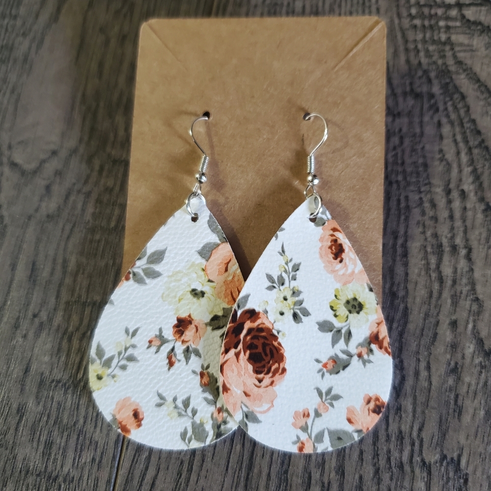 SOLD 🎄🎅 NEW- Gorgeous Floral Earrings